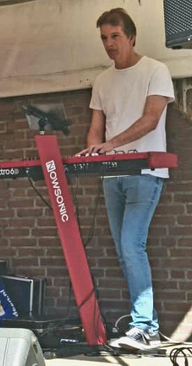 De leraar tijdens optreden